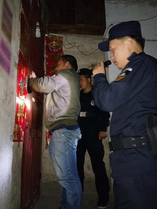 岑巩县粗心妈妈误将幼女锁家中 